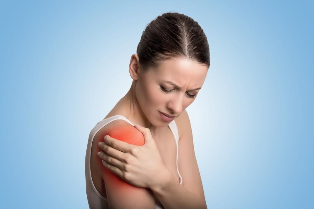 can you live with a torn rotator cuff without surgery
